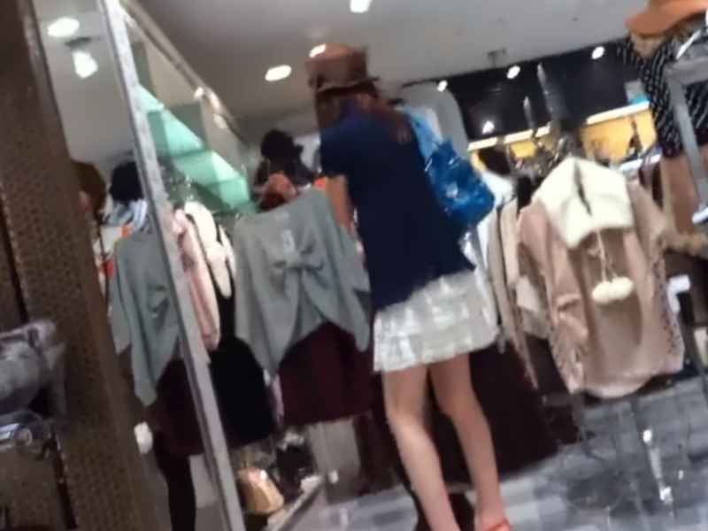 【盗撮動画】若者向けアパレルショップ店内で買い物中にパンチラ盗撮されるスレンダーギャルさん