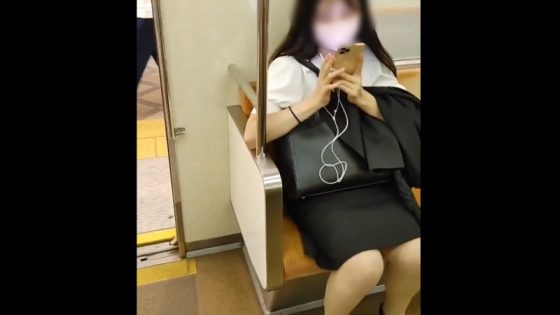 【盗撮動画】スーツ姿で仕事に向かう通勤途中のOL達にスカートめくり敢行。パンチラGETまでの一部始終