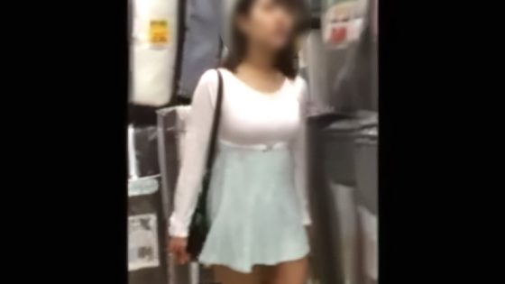 【盗撮動画】1人でショッピング中の美人ギャルパンチラ！青のTバックからマン肉ハミ出しかけｗ