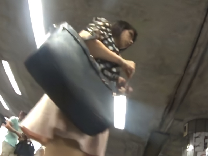 【盗撮動画】駅構内で逆さ撮り事案。ひらひらスカートなのに中はTバックのドスケベ美女さん