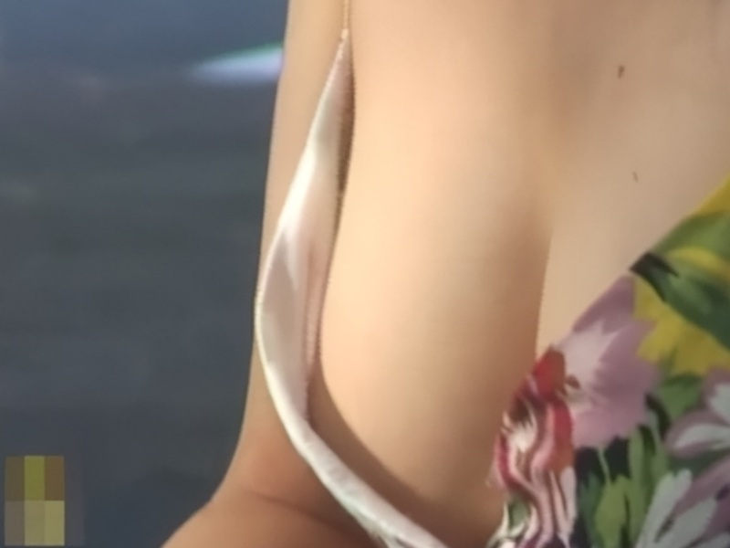 【盗撮動画】素人ギャル「暑いから上着脱ご♡」→ 胸チラ撮り師に乳首を盗み撮られる