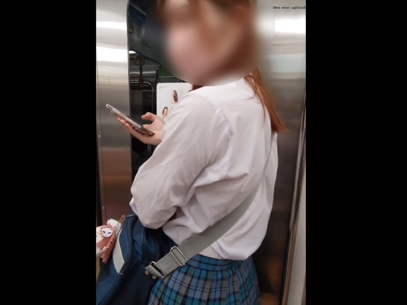 【盗撮動画】学校帰りの制服JKを隠し撮り中に盗撮バレする問題映像をご覧ください・・・のトップ画像