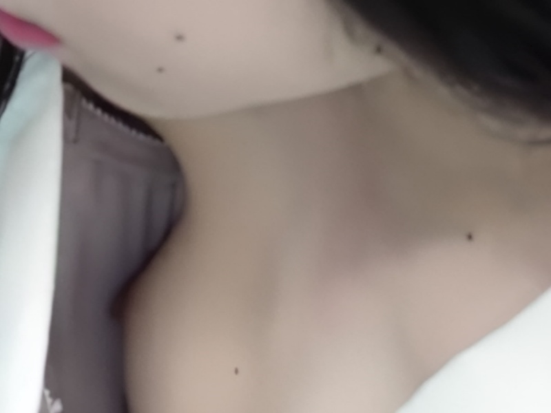 【盗撮動画】黒髪清楚美女な上玉JDの乳首ゲット映像。なおスマホに夢中で盗撮にまったく気付いていない模様