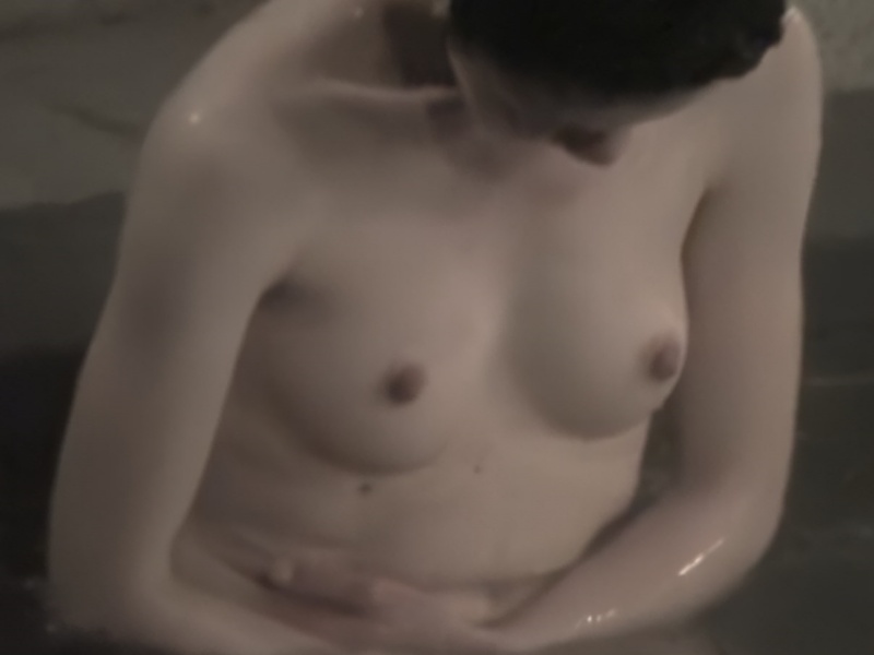 【盗撮動画】夜の露天風呂で盗撮事案。左右不揃い乳首が特徴の清楚な日本人女子の裸体