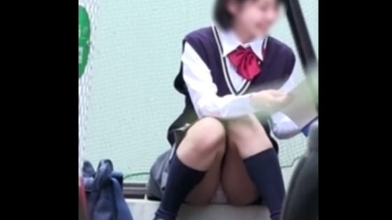 【盗撮動画】放課後に同級生DKに座りパンチラを盗み撮られる美少女JKさん