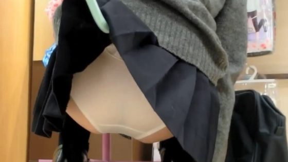 【盗撮動画】超危険人物「買い物中の制服JKの制服スカートを傘でめくってみたｗ」→犯行映像が公開される