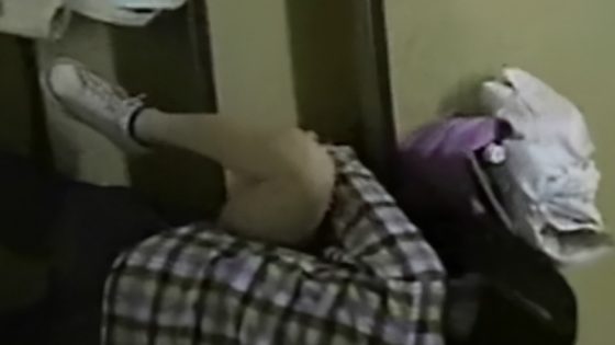【盗撮動画】家のマンションの非常階段でセックスしてる若いカップルがいるんだが・・・