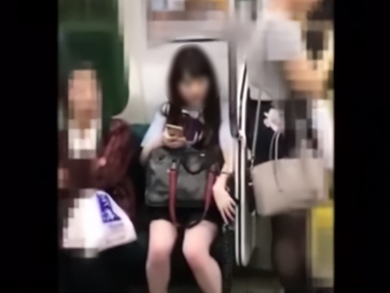 【盗撮動画】電車で下校中の黒髪清楚な和風美少女JKさん、純白パンティを撮られる
