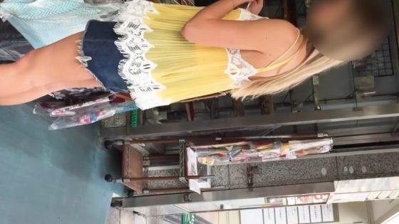 【盗撮動画】日本国内で撮影された白人金髪ギャルの逆さ撮りパンチラ（他多数収録）