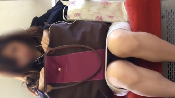 【盗撮動画】リアル電車対面パンチラ！素人女子のデルタゾーンの奥の生パンティが見える見えるｗ