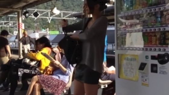 【盗撮動画】知的なメガネ美女さん、電車のボックスシートで至近距離からパンチラ盗撮される