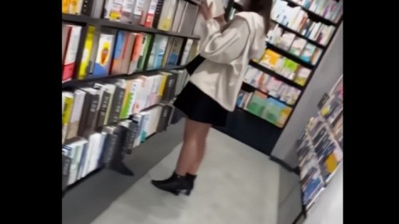 【盗撮動画】書店で立ち読み中の素人女子さん、真面目そうな見た目なのにスカートの中はドスケベTバック