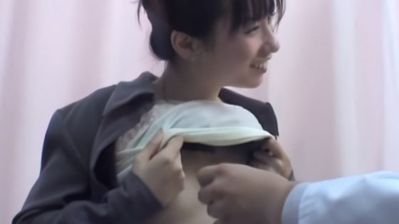 【盗撮動画】乳首が敏感な貧乳美女さん、セクハラ検診で聴診器で乳首を弄られて恥ずかし気な表情ｗ