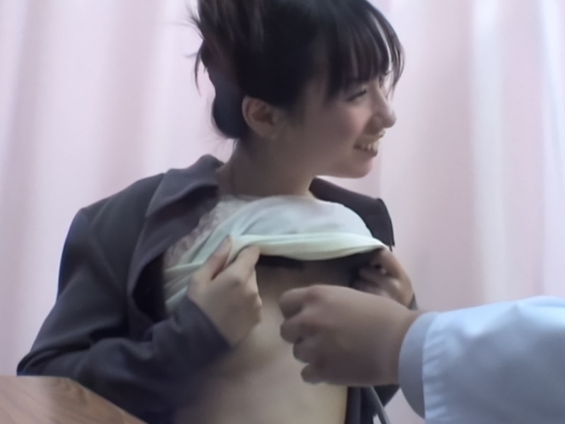 【盗撮動画】乳首が敏感な貧乳美女さん、セクハラ検診で聴診器で乳首を弄られて恥ずかし気な表情ｗ