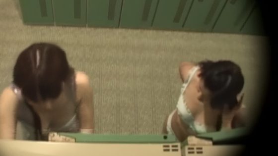 【盗撮動画】市民プールの女子ロッカールーム盗撮。2人の制服娘の生おっぱいが丸見えです