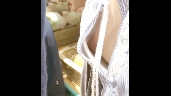 【胸チラ盗撮】胸元が開いた服装でうっかり浮きブラから乳首が丸見えになってしまった真面目系女子さん