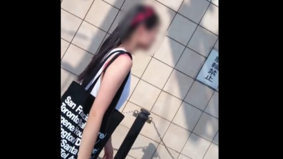 【盗撮動画】若い娘に逆さ撮り→チンコ露出する超危険人物の犯罪記録映像、ヤバすぎる・・・