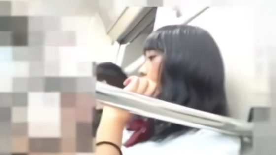 【盗撮動画】駅のホームで電車待ち中に白サテンパンティ撮られまくる可愛い女子生徒さん