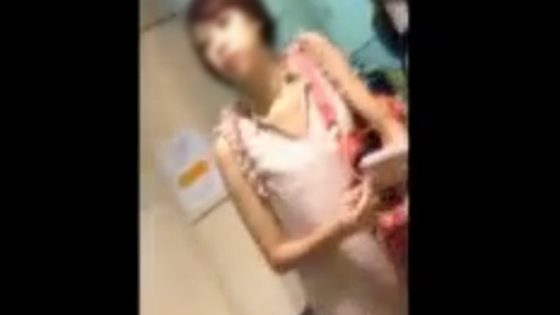 【盗撮動画】このショートヘアーの爽やか美女のスカートの中がエグい事になっていた件（Tバックパンチラ）