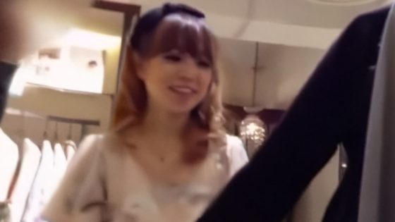 【盗撮動画】可愛い×スケベを併せ持つ上玉ショップ店員たちの逆さ撮りパンチラをご覧ください