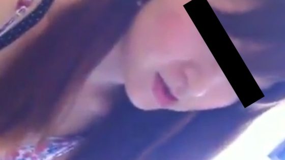 【盗撮動画】美人ショップ店員お姉さん、粘着撮り師により執拗な胸チラ盗撮を受ける