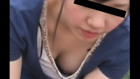 【盗撮動画】何かに集中している女子の胸元見放題！可愛い素人娘3名分の胸チラを収録した迫真の動画がこちら