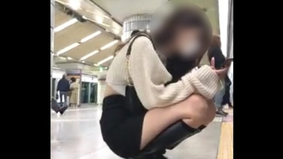 【盗撮動画】タイトなミニスカでしゃがんで電車待ち。育ちの悪いSSS級美女の美脚視姦映像