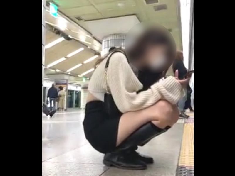 【盗撮動画】タイトなミニスカでしゃがんで電車待ち。育ちの悪いSSS級美女の美脚視姦映像