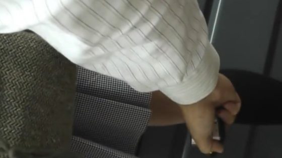 【盗撮動画】激ヤバです。超危険人物にパンチラ盗撮された制服女子生徒が悲鳴を上げて逃走するまでの一部始終