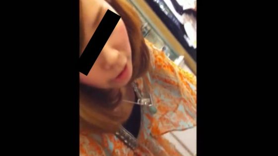 【盗撮動画】仕事中の可愛いショップ店員達の胸チラを狙う撮り師の極悪な手口の一部始終がこちら・・・