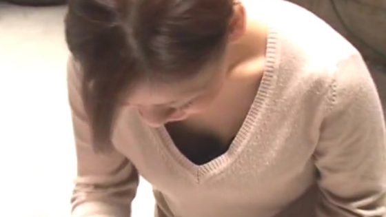 【盗撮動画】強制乳首奪取！素人ギャルに声掛け→胸チラ盗撮を繰り返す危険人物の盗撮動画