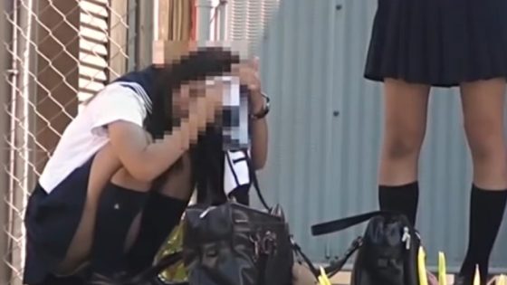 【盗撮動画】100人中100人がガン見するセーラー服女子のしゃがみパンチラをご覧ください