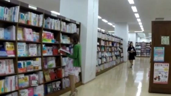 【盗撮動画】ガチ危険。書店で立ち読み中にパンチラ盗撮。実はこの美女、看護師らしいぞ...