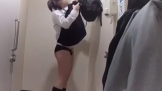 【盗撮動画】詳細不明。多目的トイレで放課後JKがおしっこをしてから着替えるまでの一部始終