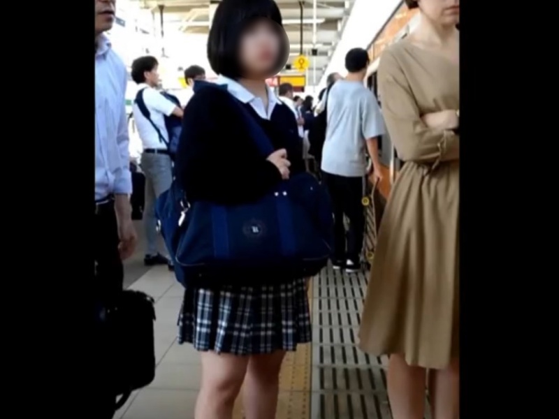 【盗撮動画】この小柄可愛い制服美少女が満員電車の中で変態にされていることがヤバすぎると話題