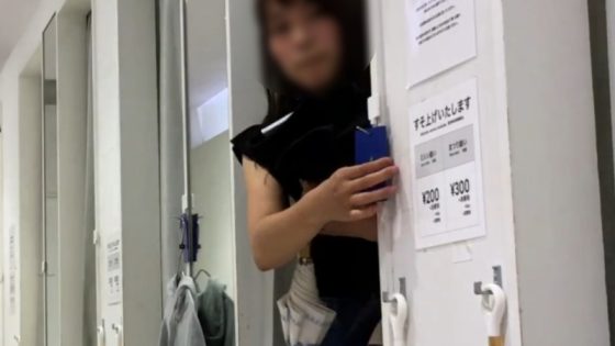 【盗撮動画】激カワ女子生徒さん、アパレル試着室で着替え盗撮被害にあった結果・・・