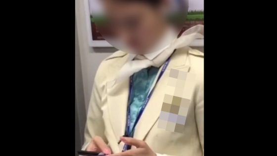 【盗撮動画】美人で清楚なCAさん、制服姿で空港に向かう途中でパンチラ盗撮される