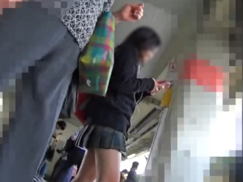 【盗撮動画】大量収集！通学中のクソミニ制服娘さん、パンチラ撮り師の格好のカモにされてしまう