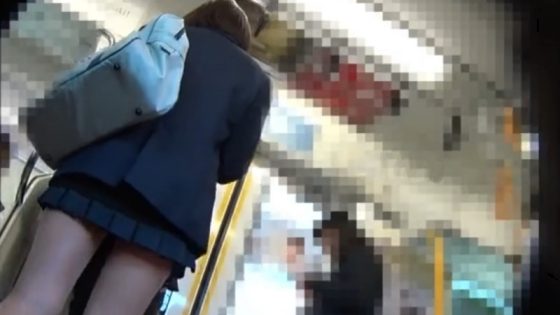 【盗撮動画】毎朝使う通学電車で純白サテンパンチラを撮られまくる悲運な制服娘がこちら