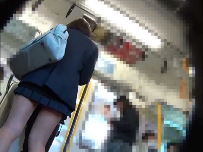 【盗撮動画】毎朝使う通学電車で純白サテンパンチラを撮られまくる悲運な制服娘がこちらのトップ画像