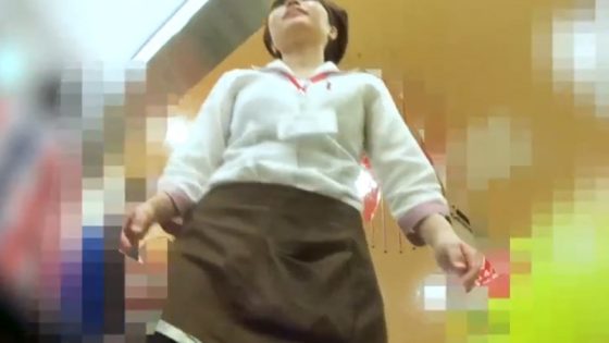 【盗撮動画】お土産売り場で忙しく働く若い店員の逆さ撮りパンチラ盗撮、背徳感がエグい