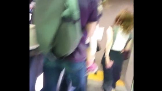 【盗撮動画】スカートめくりパンチラ成功後、盗撮バレ！ダッシュで逃亡するガチ素人女子さん