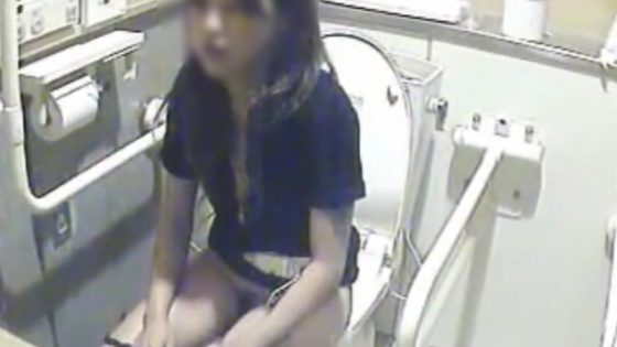 【盗撮動画】某商業施設で行われている女子トイレ盗撮、その内容が限界突破してしまう