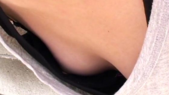 【盗撮動画】乳首GETが確認された胸チラ盗撮動画。悪質な変態による大胆な犯行現場映像をご覧ください