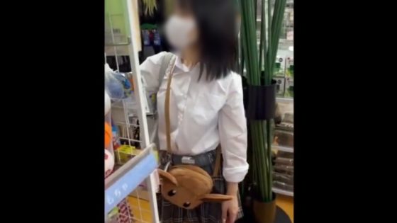 【盗撮動画】店内で真面目そうな制服娘をスカートめくり→まさかのドスケベTバックに驚愕のパンチラ動画