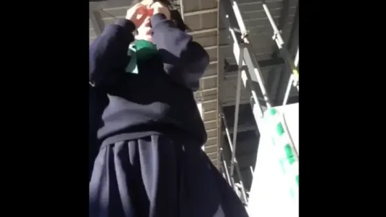 【盗撮動画】鮮明に生パンゲット！これから逆さ撮りされる真面目そうな制服Jさんがこちらです