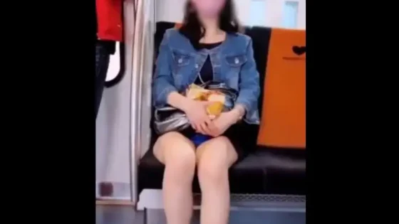 【盗撮動画】iPhoneで撮影された美脚女子の電車内対面パンチラ、どうやらガチっぽい・・・