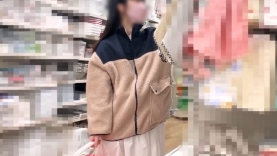 【盗撮動画】膨らみかけレベルのノーブラちっぱい美少女を逆さ撮りしたらとんでもないパンチラが撮れてしまった...