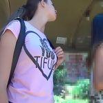 【盗撮動画】この辺で「マ●コ見えそう」と話題のミニスカ女子生徒のフロントパンチラをご覧いただこうのトップ画像