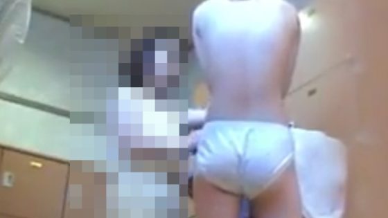 【盗撮動画】ママと銭湯にきたスレンダーな純白パンツギャルちゃん、脱衣所で撮られる